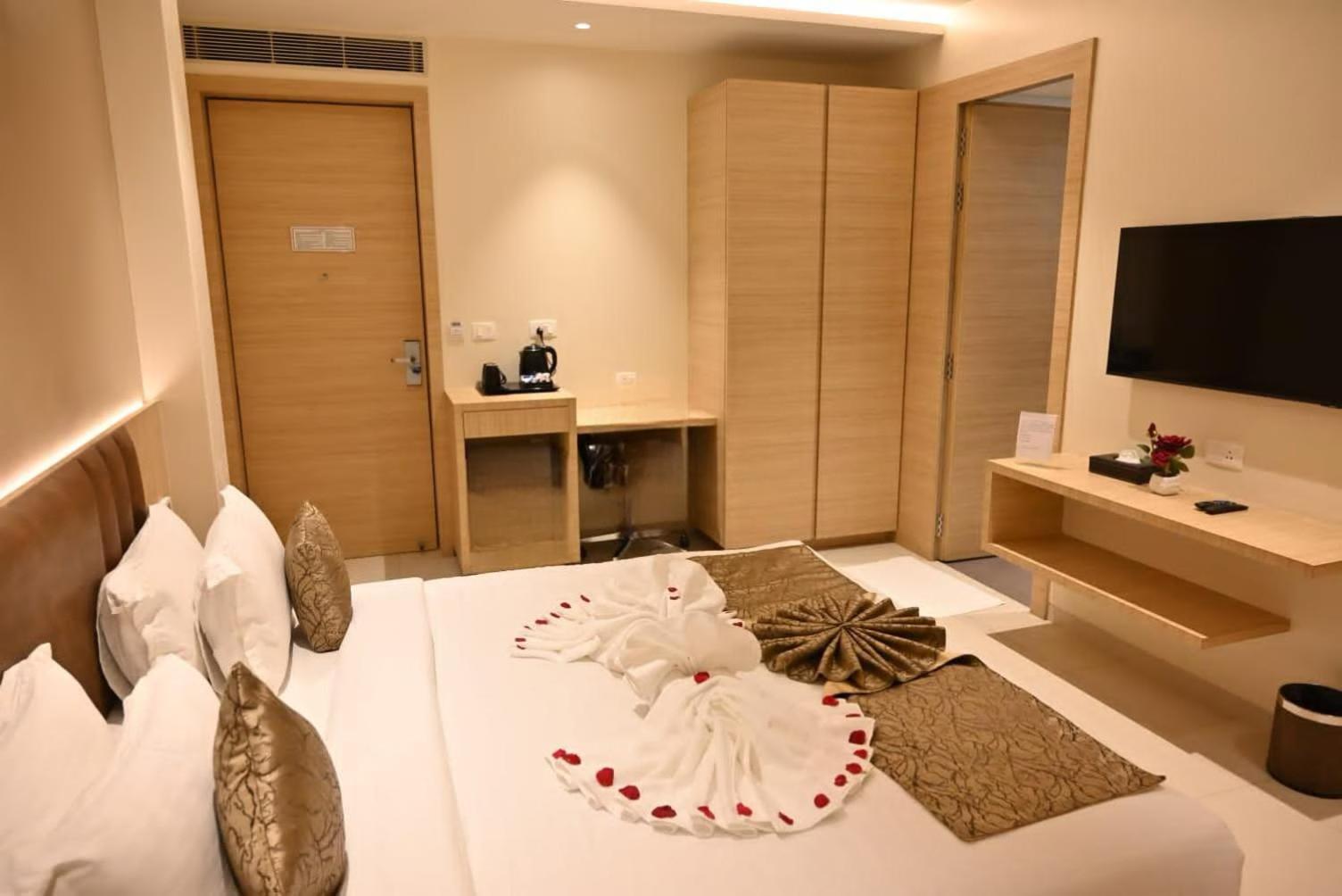 Hotel Ramida Plaza At Delhi Airport Нью-Дели Экстерьер фото
