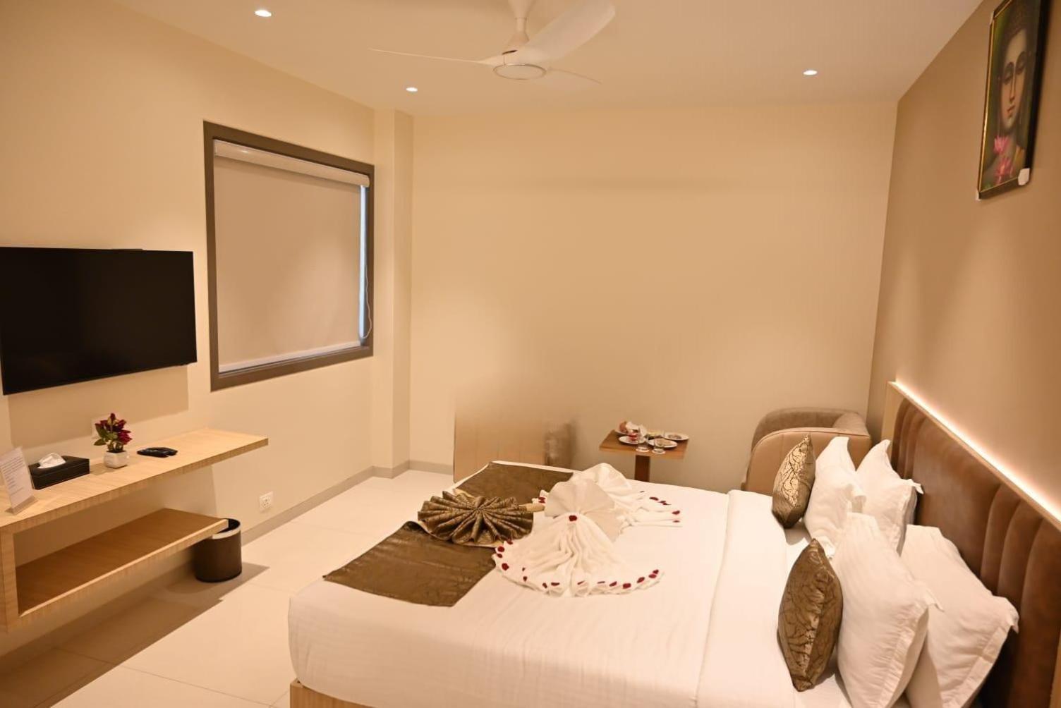 Hotel Ramida Plaza At Delhi Airport Нью-Дели Экстерьер фото